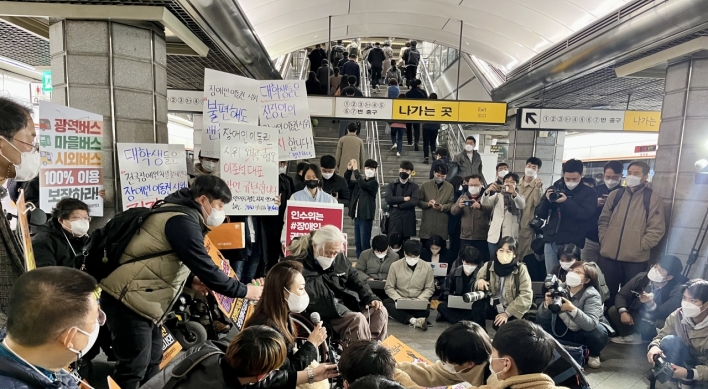 Lee Jun-seok wages online war on disability rights protest