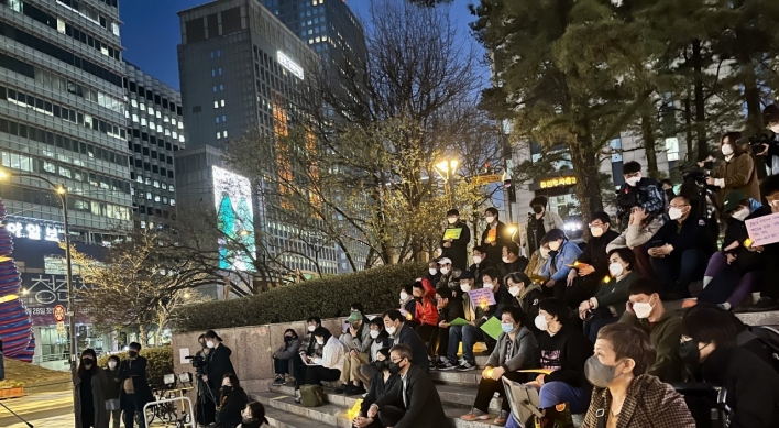 [From the Scene] In Seoul square, gathering remembers pandemic’s fallen