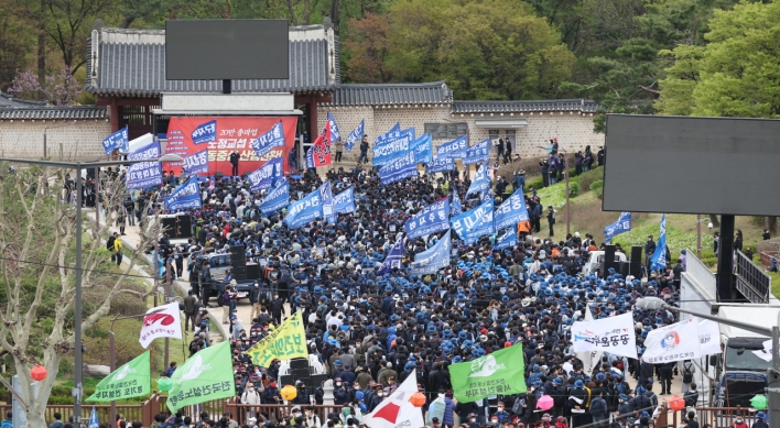 Hardline umbrella union holds banned rally, protests against president-elect’s labor policies