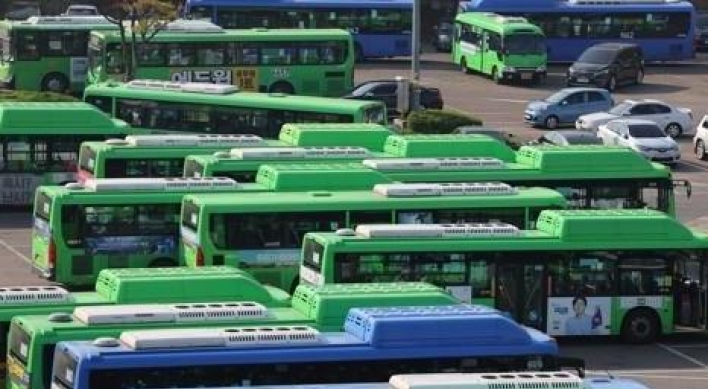 Unionized bus drivers in Seoul vote for strike over wages