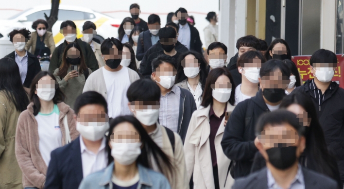 People still wear masks despite end of outdoor mask mandate
