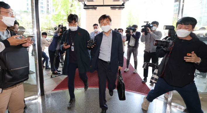 Police raid Woori Bank headquarters over embezzlement probe