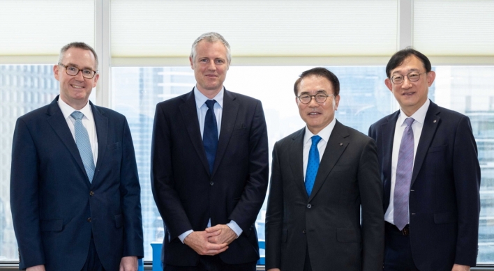 Shinhan chief, UK minister discuss climate efforts in financial sector