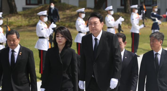 Yoon pays tribute at national cemetery ahead of inauguration ceremony