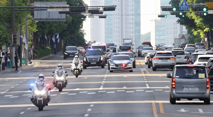 Yoon makes first commute to work in motorcade