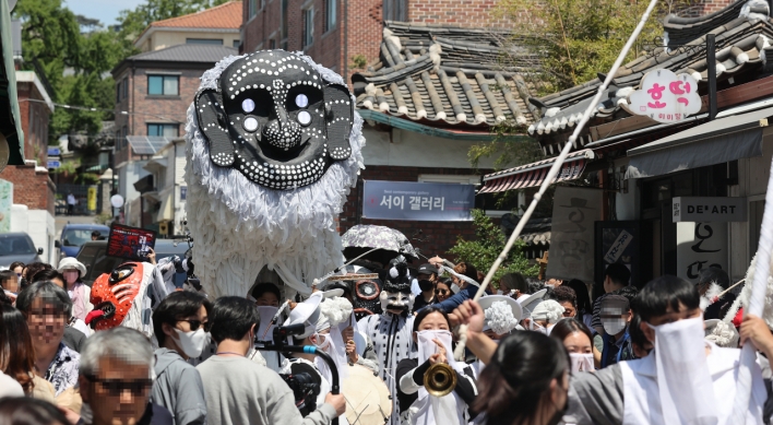 Join the Korean street parade Gunahaeng with tiger and lions