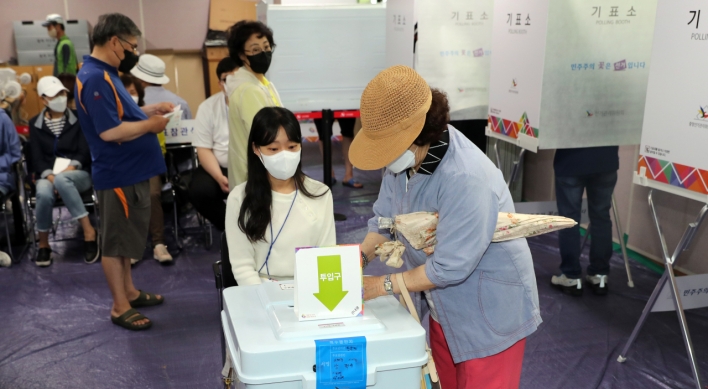 Koreans hit polls on last day of early voting for local elections