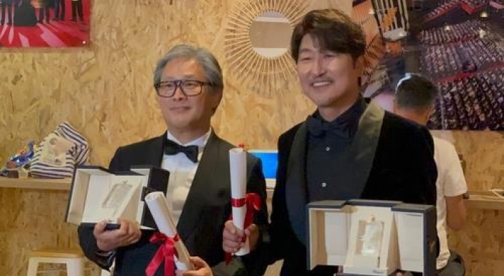 Yoon congratulates Cannes-winning director Park, actor Song