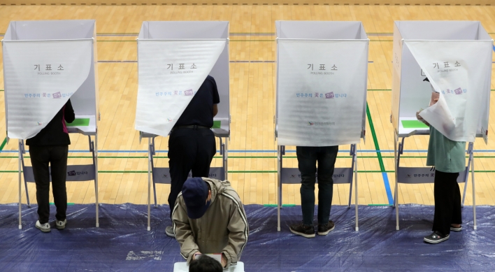 Koreans head to polls in local elections