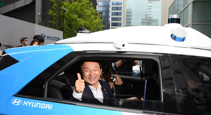 [Photo News] Minister in self-driving car