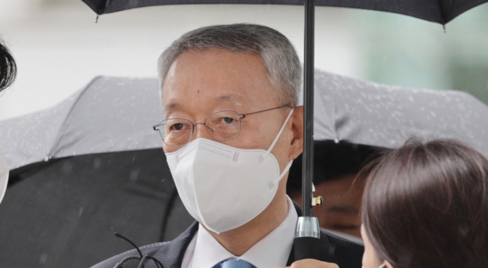 Court holds hearing to decide on ex-Industry Minister Paik's arrest