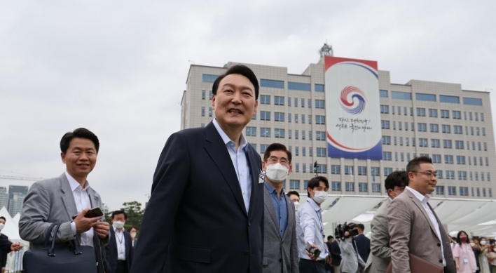 Yoon hosts 'housewarming' event in front yard of new presidential office