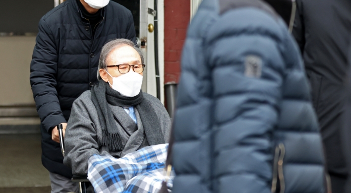 Ex-President Lee Myung-bak granted stay of sentence