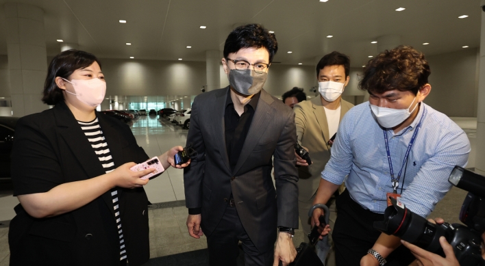 Justice Minister Han departs for US for meeting with FBI chief