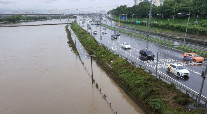 Major expressway, river bridge in Seoul closed off due to heavy downpours