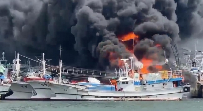 3 fishing boats catch fire at Jeju port, 3 seriously injured