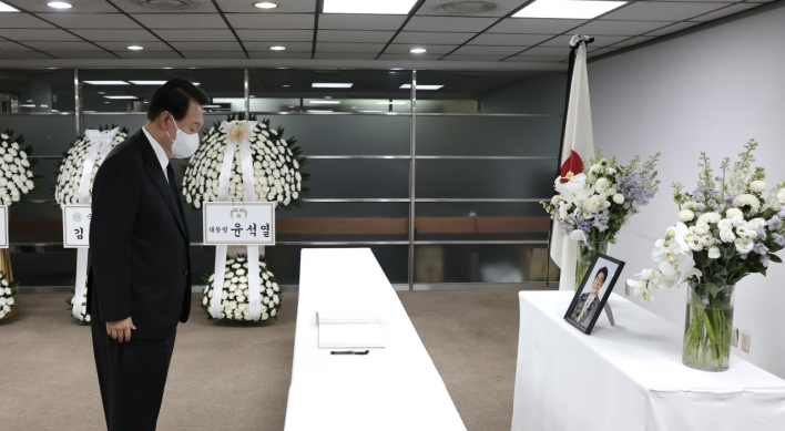 Yoon pays respects to Abe in Seoul
