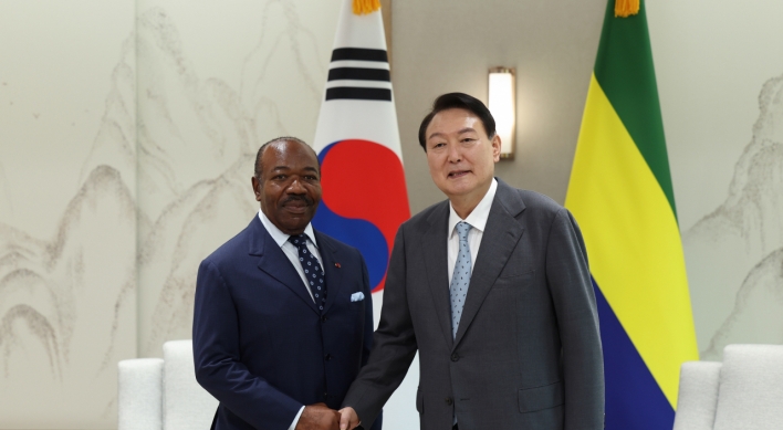 Yoon, Gabonese president hold summit talks