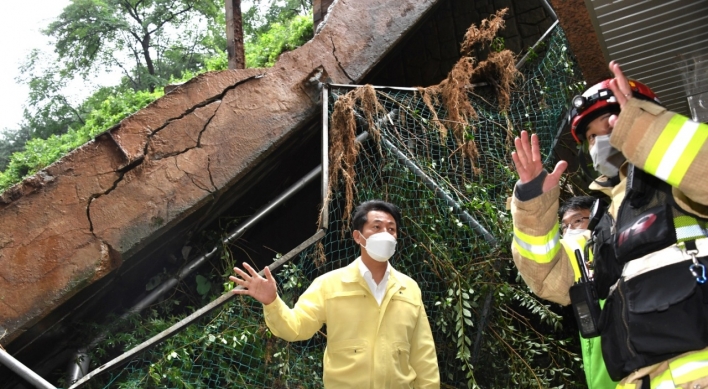 Seoul Mayor Oh Se-hoon visits site damaged by heavy rain