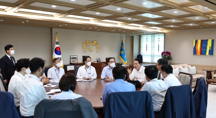 Yoon hints at reorganizing presidential office