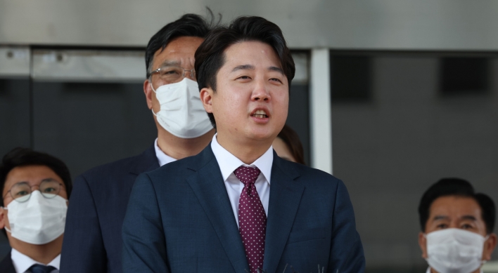 Lee’s petition holds back normalization of Yoon’s party