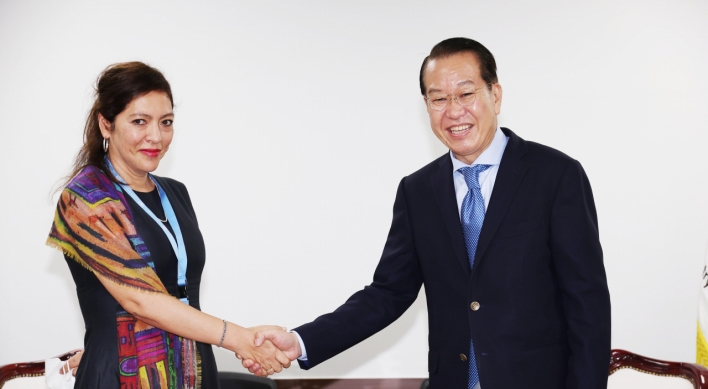 Unification minister discusses N.Korea human rights with U.N. rapporteur