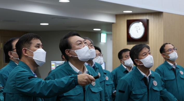 Yoon holds meetings overnight to oversee response to Typhoon Hinnamnor