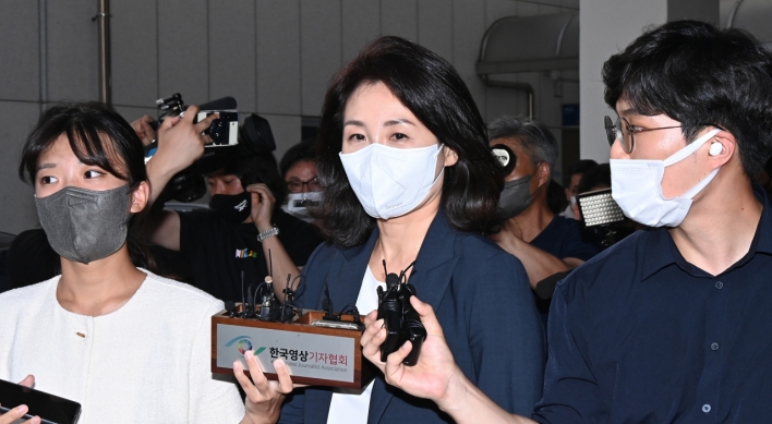 Opposition leader Lee's wife asked to appear before prosecutors over credit card allegations