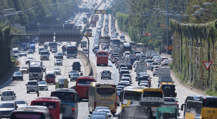 Highways nationwide clog with traffic as Chuseok exodus begins