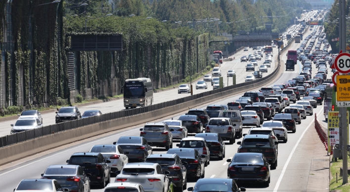 Highways nationwide clogged both ways on 2nd day of Chuseok holiday