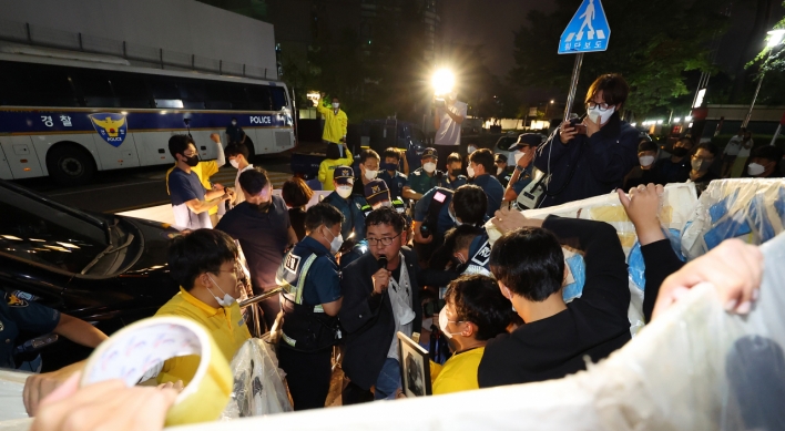 Conservative, anti-Japanese groups clash overnight at rally near symbolic peace statue