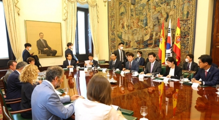 Assembly speaker discusses economic cooperation with Spanish parliamentary leader