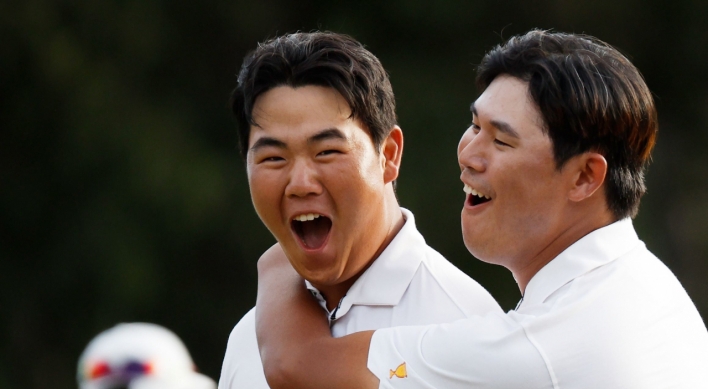 S. Korean rookie sparks Internationals' charge at Presidents Cup
