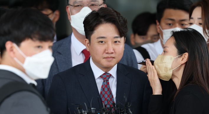 Ruling party suspends ex-chair Lee's membership for additional year