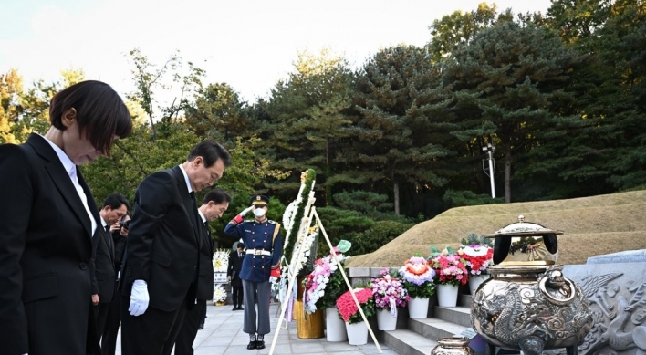 Yoon visits ex-President Park's grave ahead of death anniversary