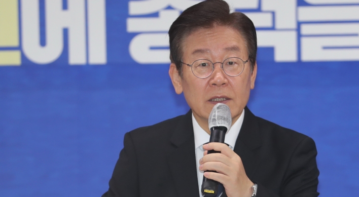 Opposition party leader discusses follow-up measures with Sewol Ferry bereaved family