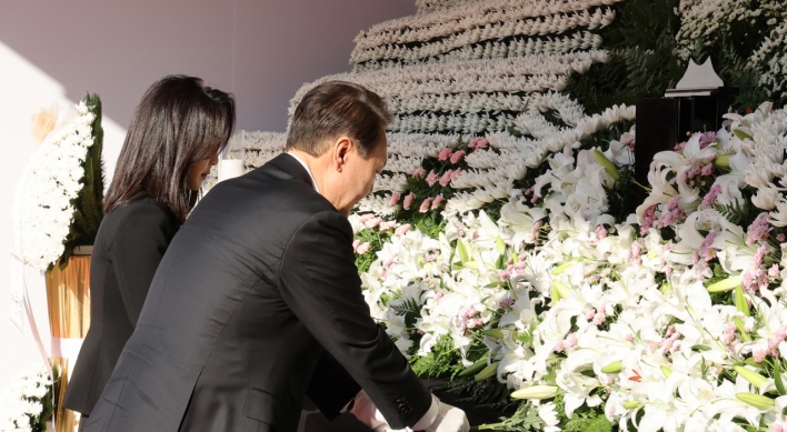 Yoon visits mourning altar for Halloween crush victims