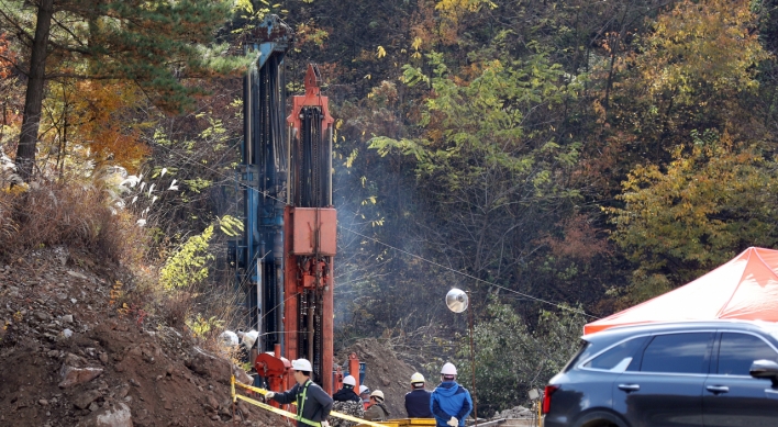 Rescue workers initially fail to locate 2 miners trapped in zinc mine