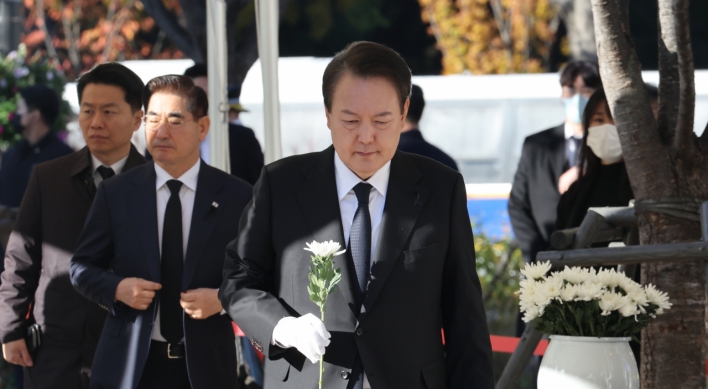 Yoon pays 5th visit to mourning altar for Itaewon crush victims