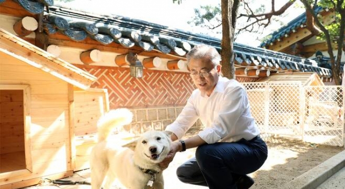 Moon notifies government of intent to return three NK dogs