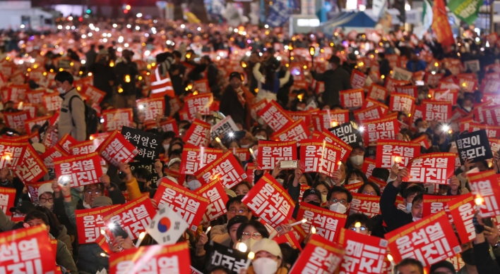 Opposition lawmakers join anti-government candlelight vigil