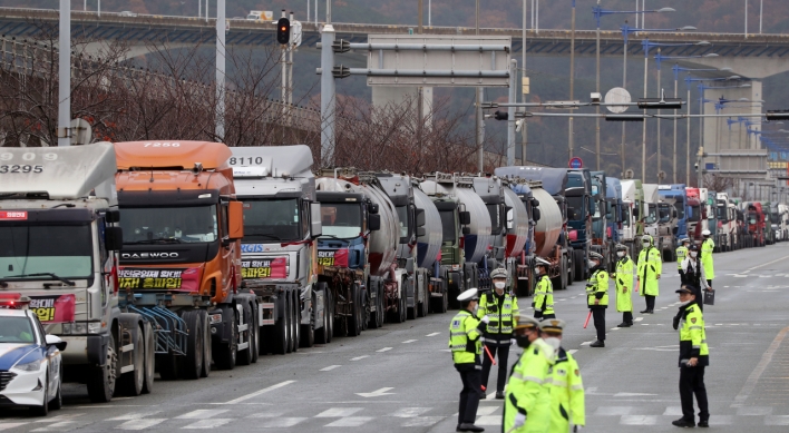 Biz community urges truckers to stop strike, come to table for talks