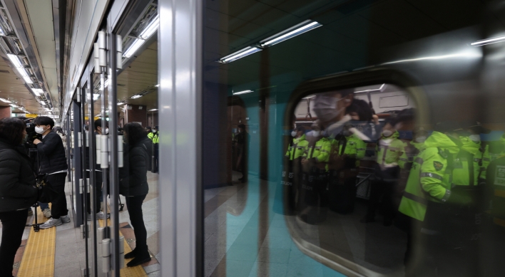 Despite cold eyes, disabled on wheelchair continue subway protests