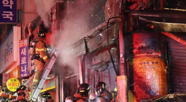 Fire breaks out at Namdaemun market