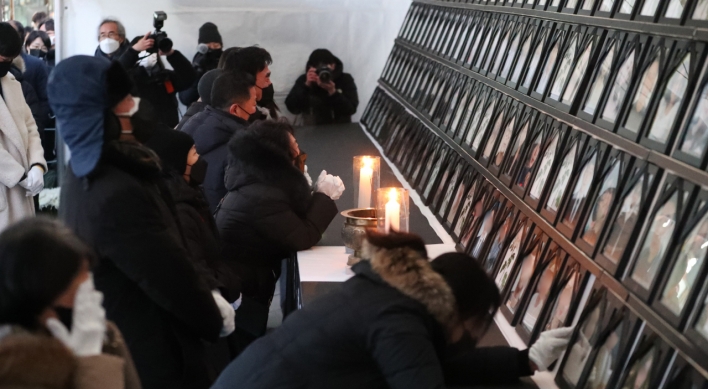 Bereaved families of Itaewon crush victims set up mourning altar near accident site