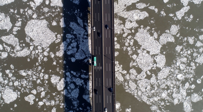 Han River freezes early this year amid continued cold wave