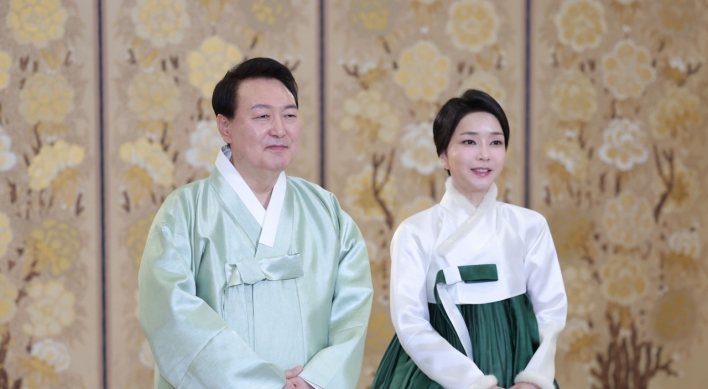 Yoon, first lady offer Lunar New Year greetings