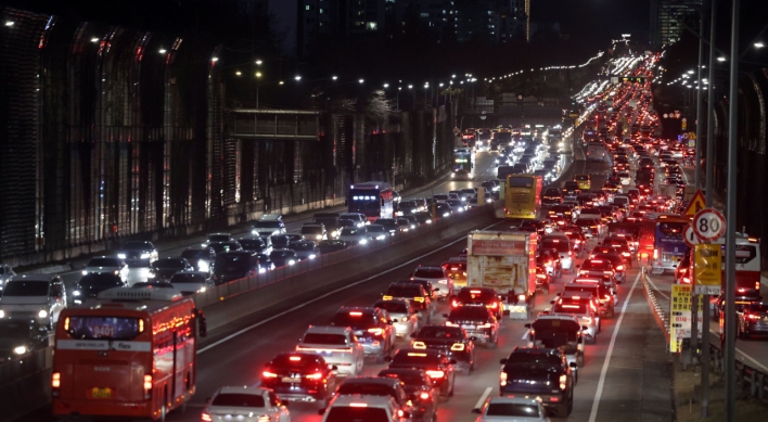 Traffic builds up on highways as people return to Seoul from Lunar New Year holiday