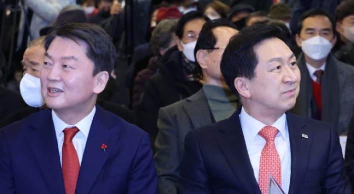 Party leadership contender Ahn returns as thorn in Yoon's side