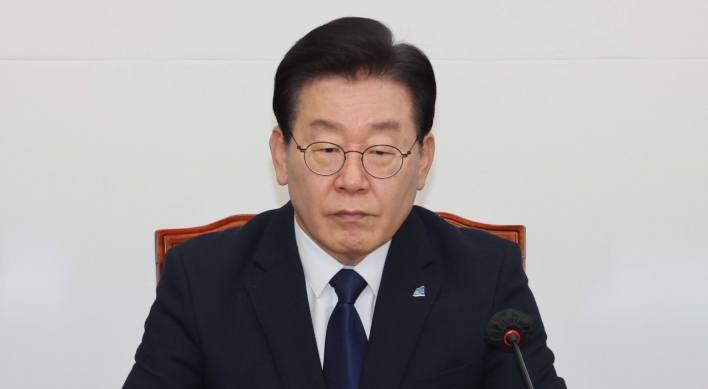 DP leader slams Yoon gov't as 'prosecution dictatorship' over arrest warrant